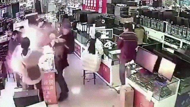 ¡Hombre muerde batería de iPhone y el teléfono explota!