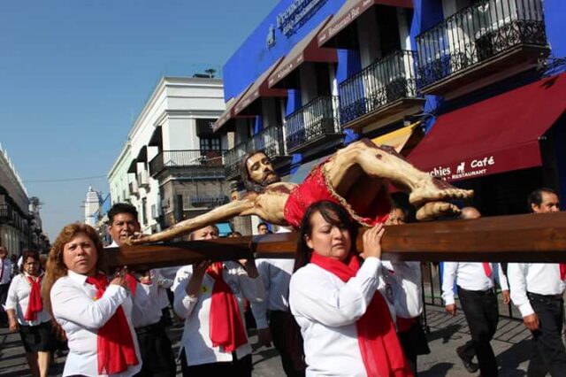 Universidades, colegios y turistas participan en la Procesión de Viernes Santo
