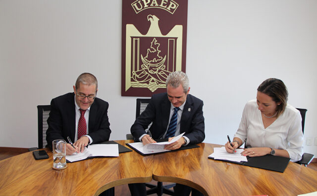 UPAEP y Santander Universidades firman convenio marco