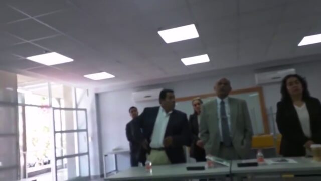 Por vestir de forma “totalmente inadecuada” cancelan examen profesional