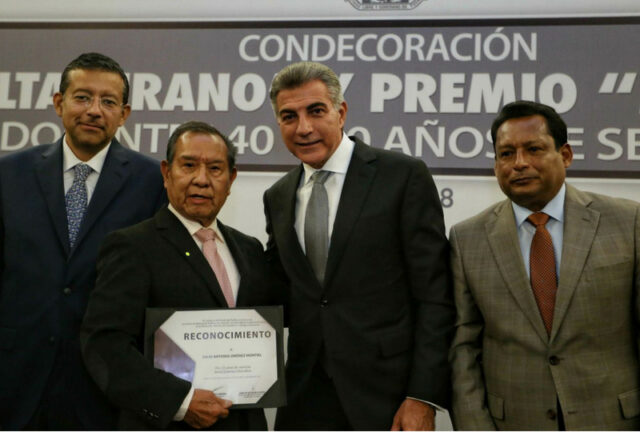 Reconocen a maestros por 40 y 30 años de servicio