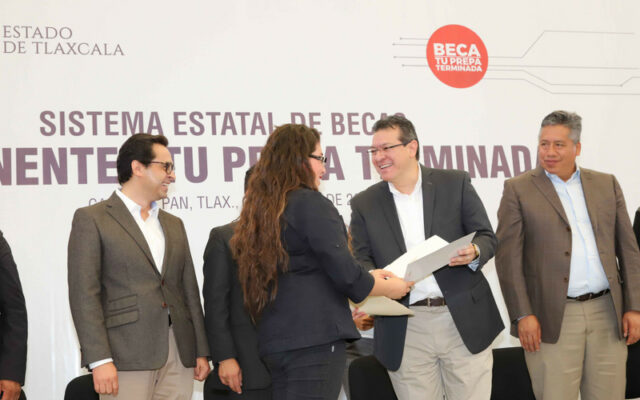 Tlaxcala reconoce con becas a jóvenes que egresan del bachillerato: Marco Mena