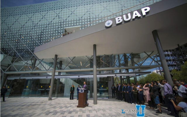 Inaugura Alfonso Esparza Ortiz Centro de Convenciones en CU