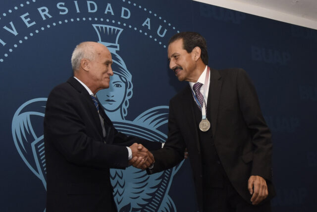 Rector Alfonso Esparza recibe Medalla Conmemorativa “50 Aniversario de la Universidad de Camagüey”
