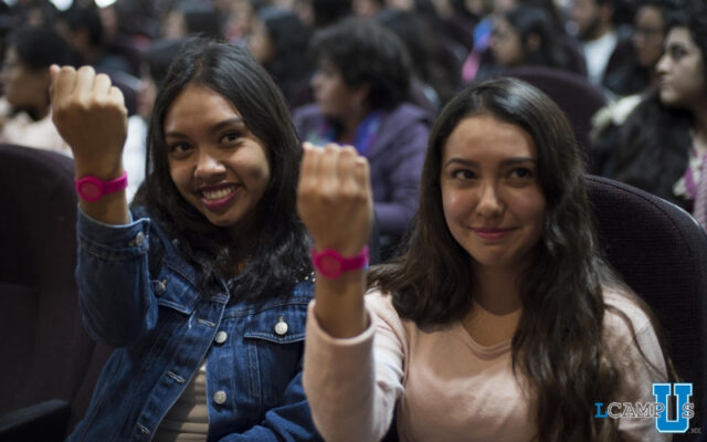 Por la seguridad de las universitarias, entregan 3 mil 600 pulseras rosas