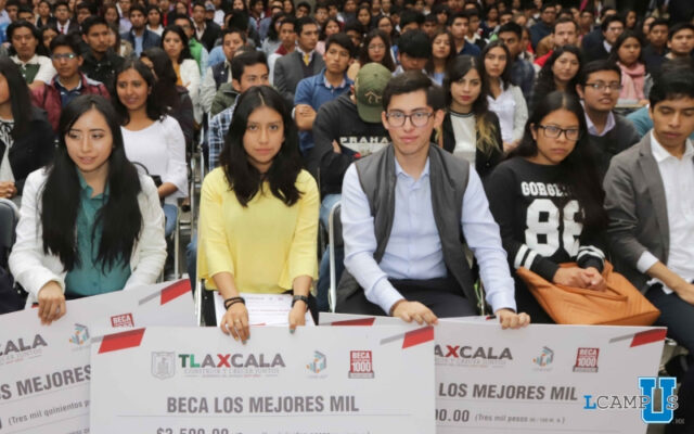 Entrega Marco Mena Beca a los mejores Mil Estudiantes de Tlaxcala