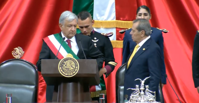 AMLO rinde protesta como presidente de México, anuncia becas, trabajo y respeto a los jóvenes
