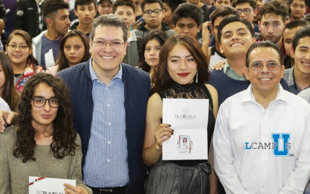 Entrega gobernador de Tlaxcala credenciales de descuento del Transporte Público a estudiantes del ITA