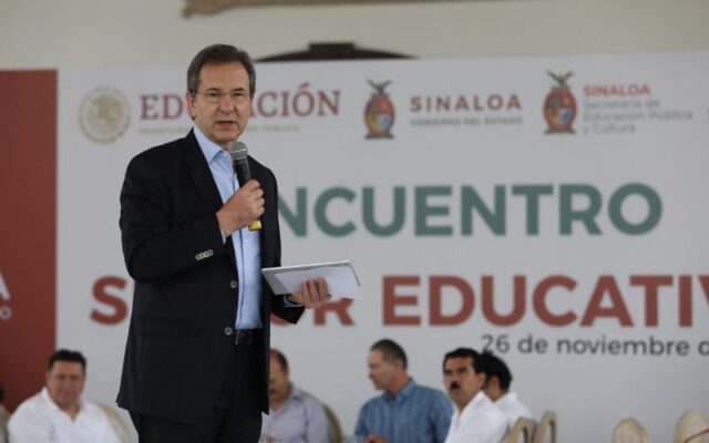 La salida a la discriminación y el rezago social en México es la educación: Esteban Moctezuma