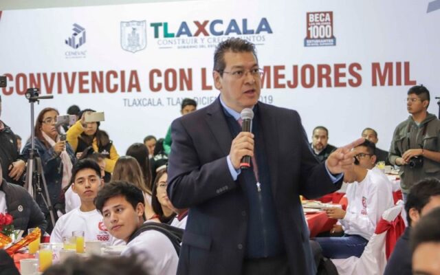 Reconoce gobernador Marco Mena a estudiantes ganadores de la beca “los mejores mil”