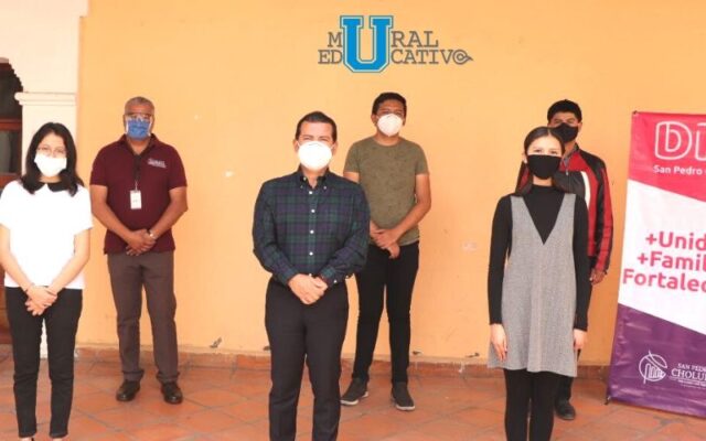 Entrega Luis Alberto Arriaga a estudiantes cholultecas becas UDLAP