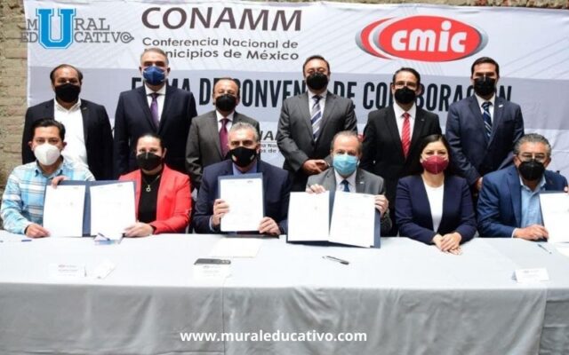 Claudia Rivera Vivanco atestigua firma de convenio entre CMIC y CONAMM