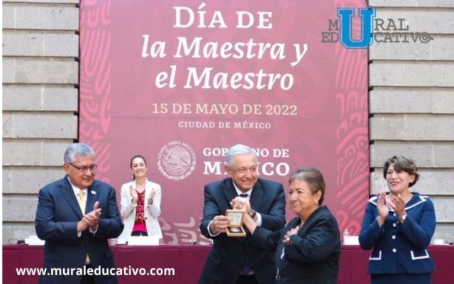 Maestros de Puebla y Tlaxcala reciben medalla de Reconocimiento por 40 y 30 años de servicio docente