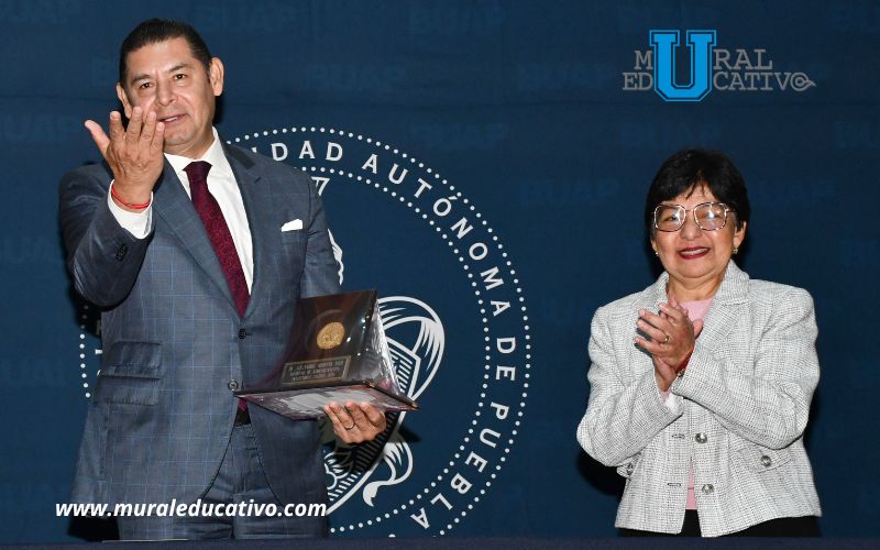 En le marco del 67 aniversario de la Facultad de Administración de la BUAP, reconocen al gobernador Alejandro Armenta Mier
