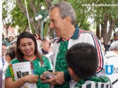 Pepe Chedraui se reúne con poblanas y poblanos en Megaintercambio de Estampas Mundialistas