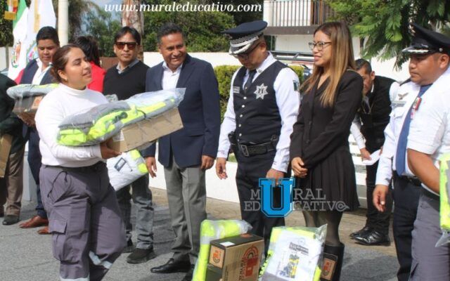 Reconoce Armando Aguirre labor de paramédicos con entrega de uniformes