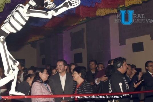 Rinde BUAP homenaje a la lucha libre con la ofrenda “Entre máscaras y leyendas”